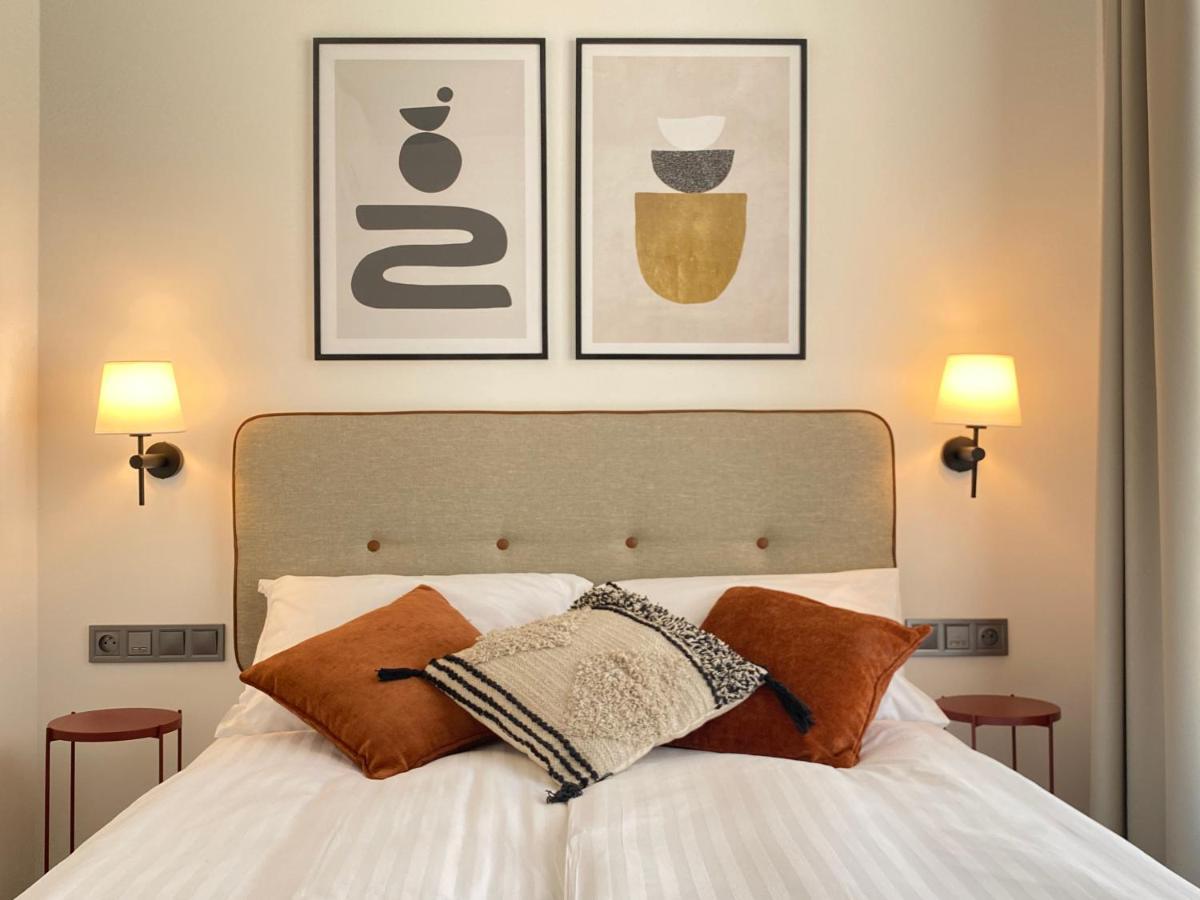 H11 Aparthotel Cracovia Exterior foto A bedroom with a bed, a headboard, and a bed frame