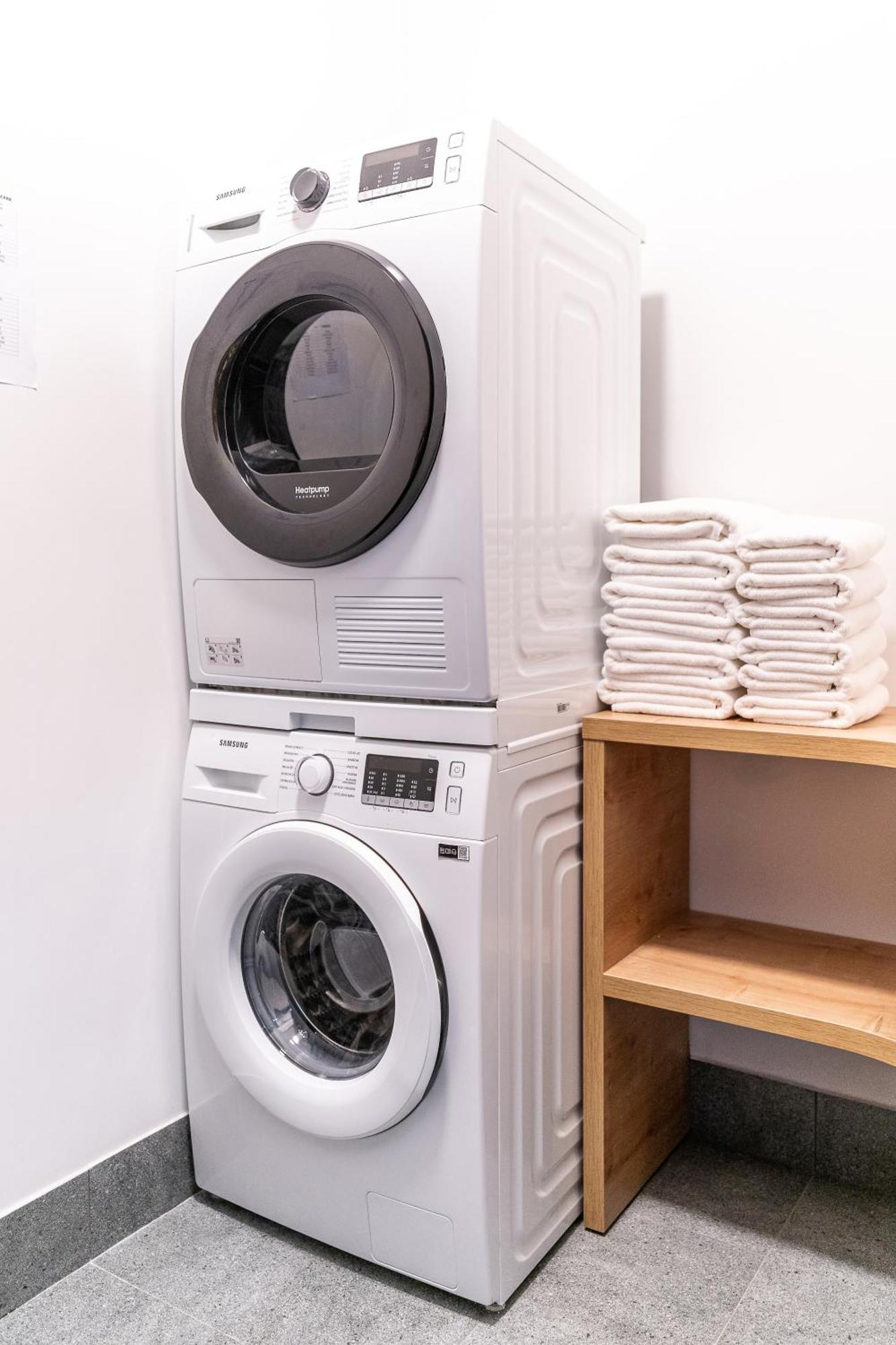 H11 Aparthotel Cracovia Exterior foto A tumble dryer stacked on top of a washing machine